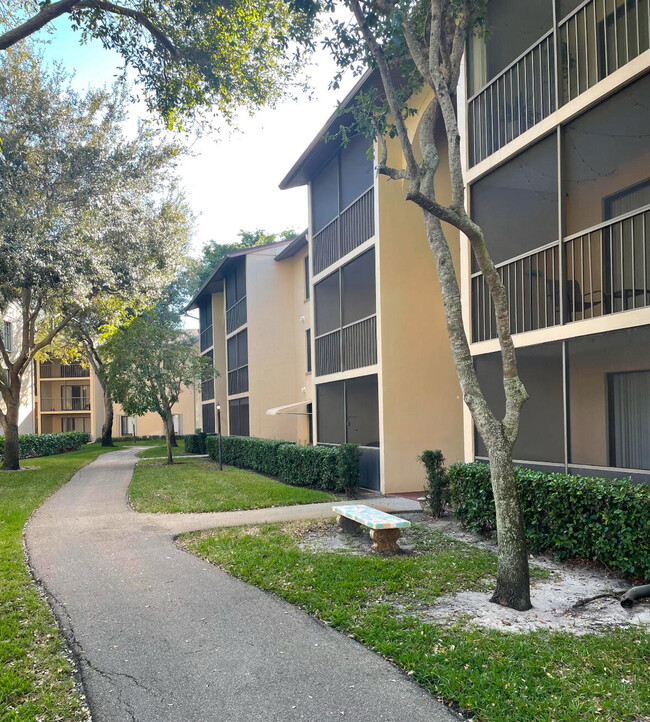 Building Photo - 205 Foxtail Dr