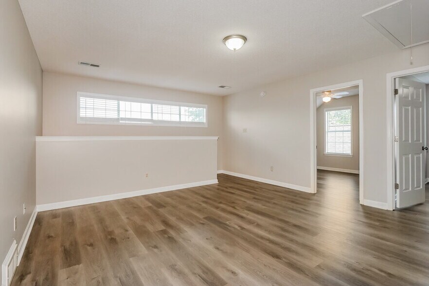 Building Photo - 4077 Course View Dr