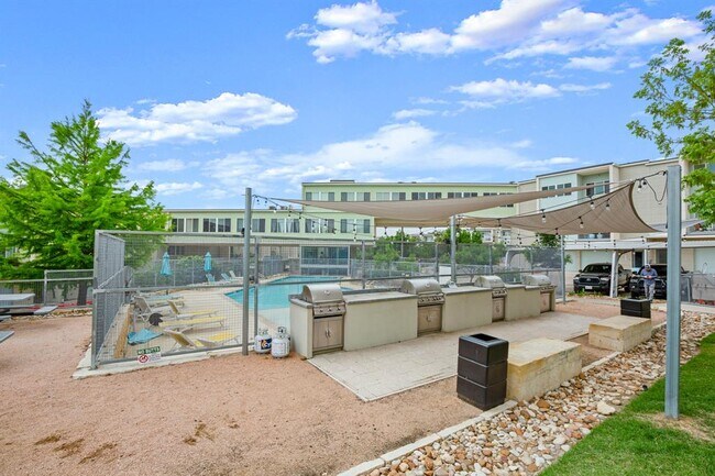 Building Photo - 604 N Bluff Dr