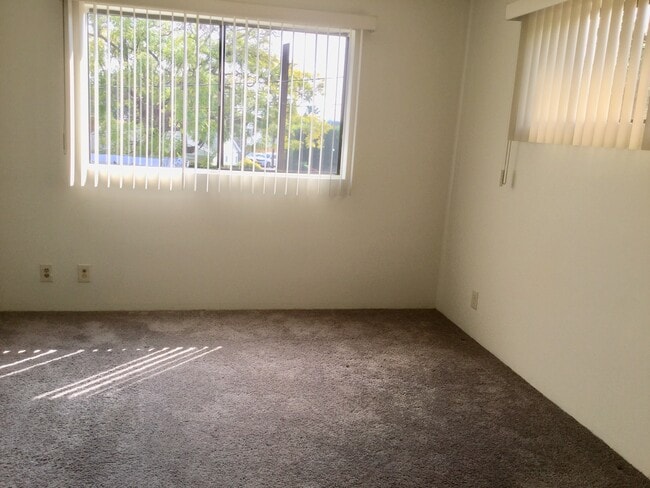 Building Photo - 2493 1/2 S Barrington Ave