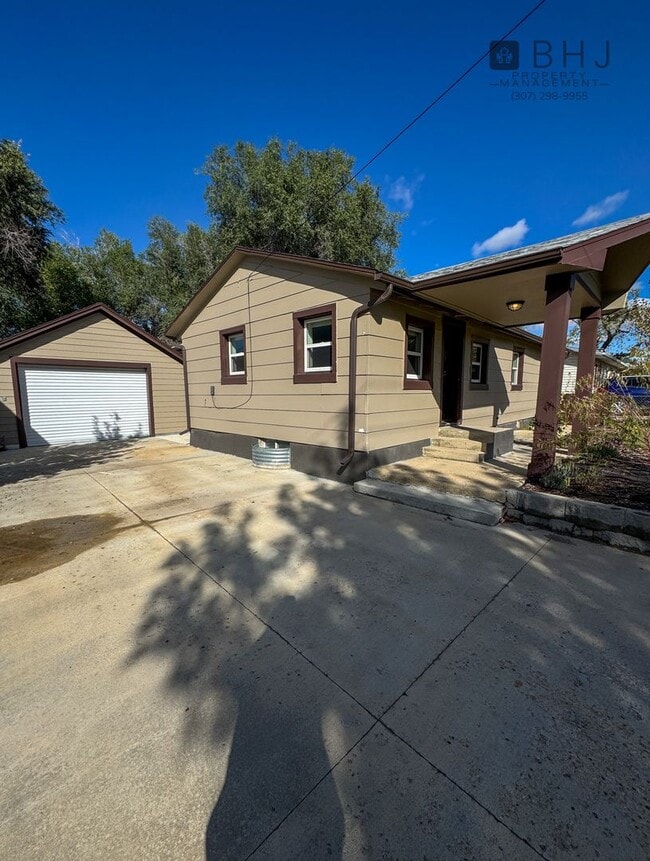 Building Photo - DOG FRIENDLY, 3 BED/ 1.5 BATH SINGLE FAMIL...