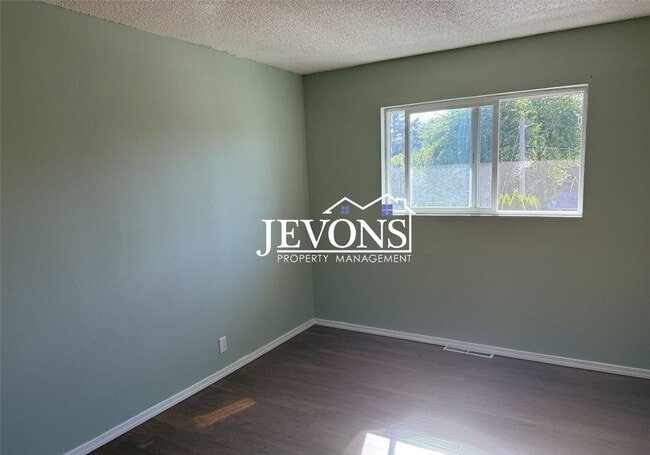 Building Photo - Spacious 5 bedroom home with two kitchens,...
