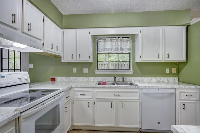 Building Photo - 121 Holland Park Cir