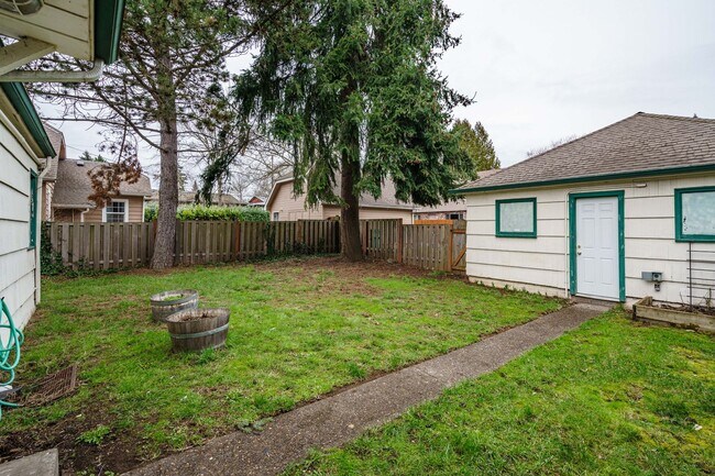 Building Photo - 1 Bedroom 1 Bath with Detached Garage