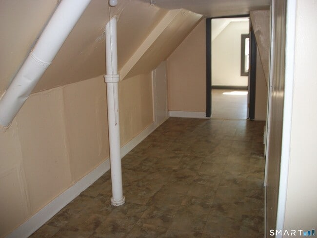 Building Photo - 27 Lilac St