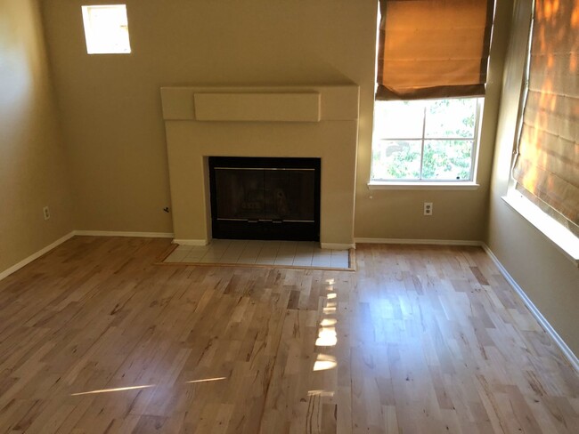 Building Photo - 2 Bed, 2 Bath Townhome in Belsera with att...