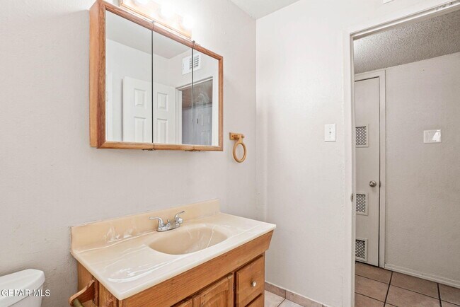 Building Photo - 4908 Royal Dr