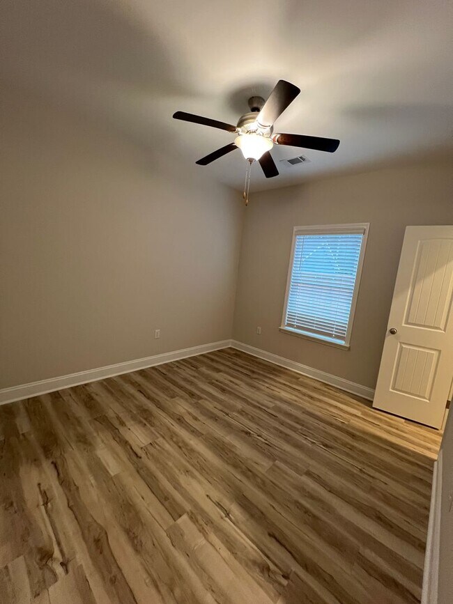 Building Photo - 3 Bed 2 Bath Home with Porches and Huge Ba...