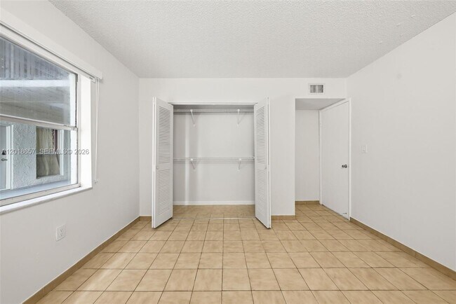 Building Photo - 305 W 68th St