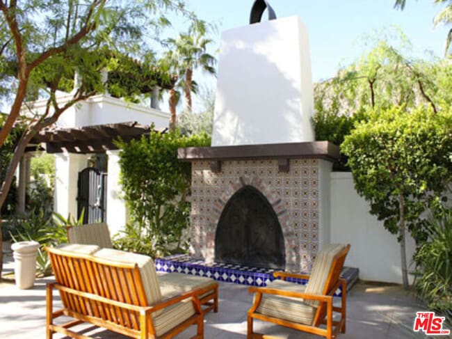 Building Photo - 48613 Classic Dr