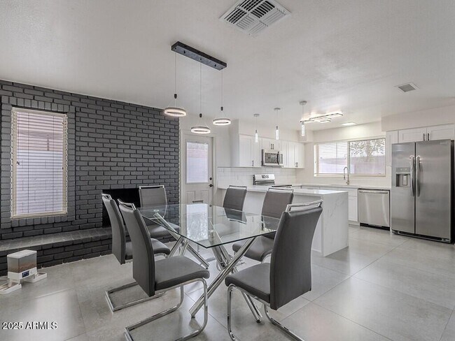 Building Photo - 5817 S Siesta Ln