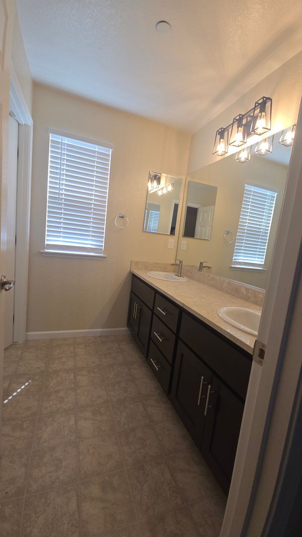 Building Photo - 1443 Greenbrier Dr
