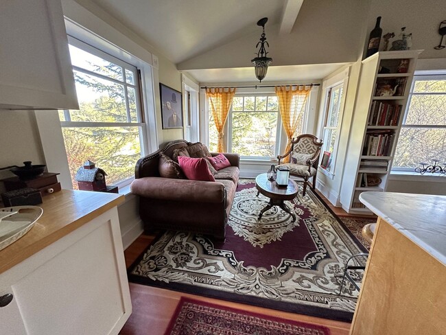 Building Photo - Vintage Home, furnished and upgraded: Occi...