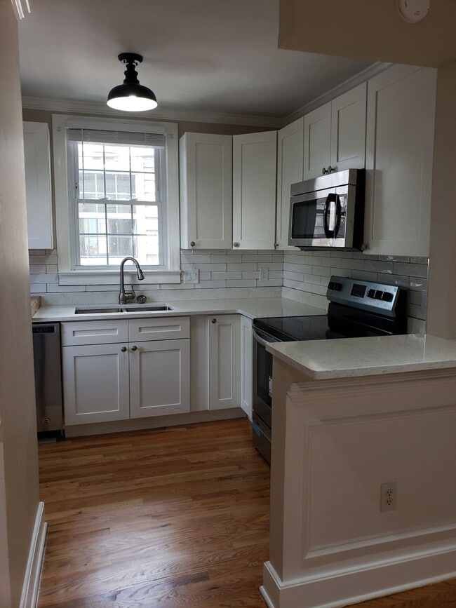 Building Photo - 4 Bedroom - 2 Bath - Great Location