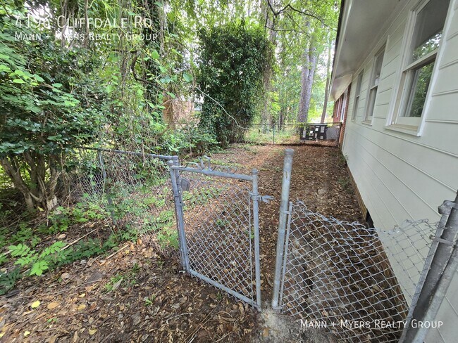 Building Photo - 4196 Cliffdale Rd