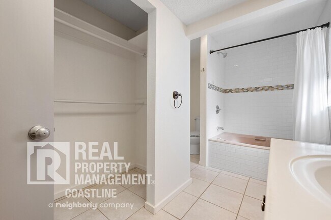 Building Photo - Welcome to Your Venice Oasis!