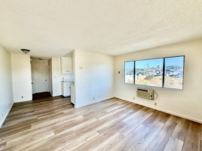 Building Photo - Upper Corner Unit with Parking