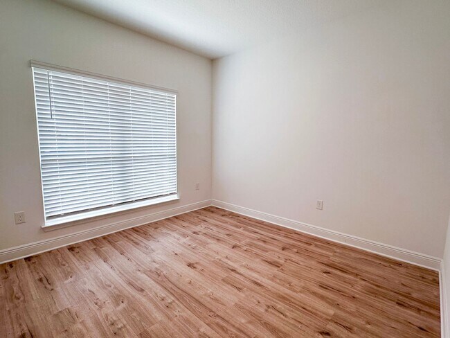 Building Photo - Single story 4 bedroom 2 bath home in Pres...