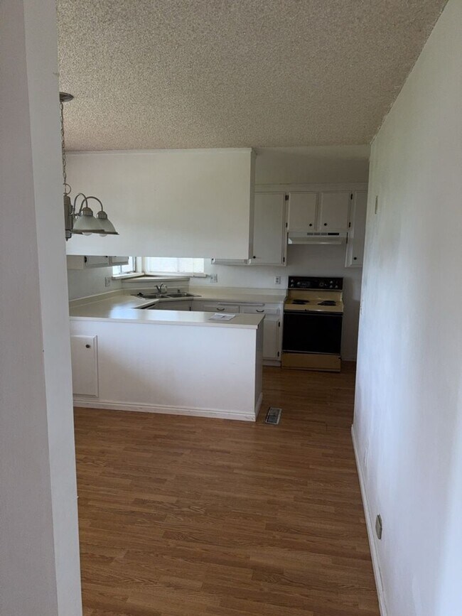 Building Photo - Charming 3-bedroom, 2-bathroom home is nes...