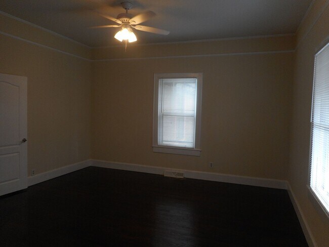 Building Photo - Charming 3-Bedroom, 1 Bathroom Ranch ***$2...