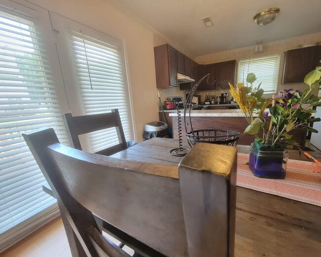 Building Photo - 305 Humble Rd