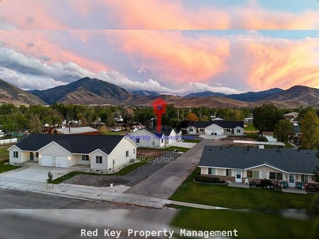 Building Photo - 600 N Duplex NEW