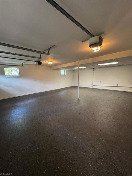 Building Photo - 505 Willow Dr