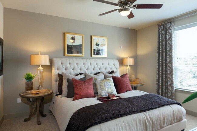 Building Photo - Luxury Living in Montrose 2/2
