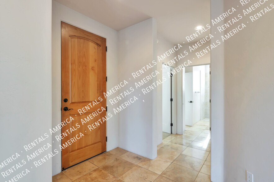 Building Photo - 1033 W Par 4 Dr