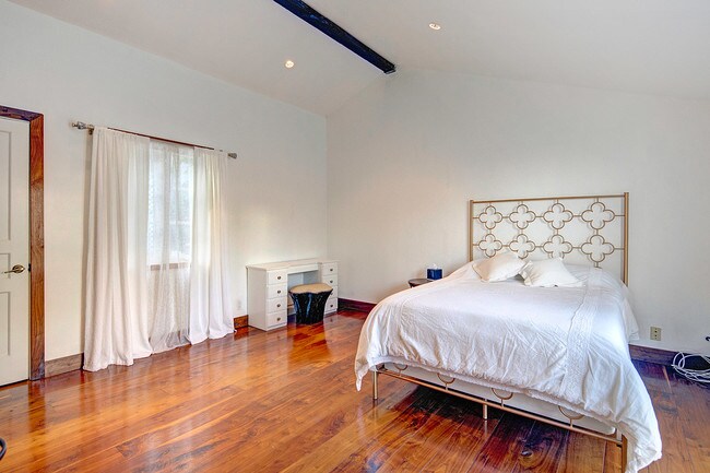 Building Photo - 1531 Marmont Ave