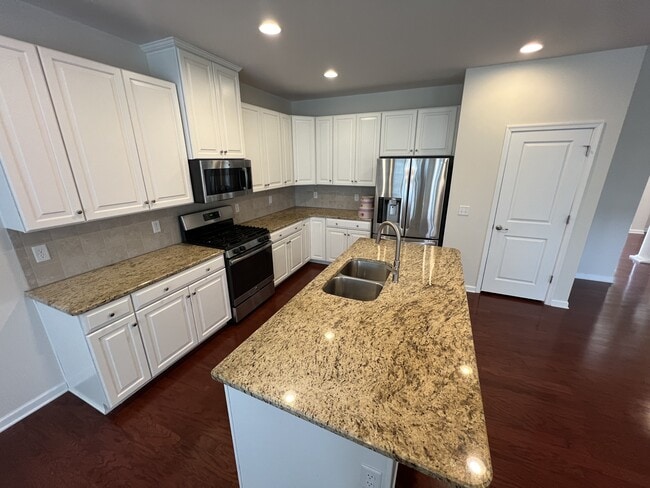 Building Photo - 447 Warren Hill Dr