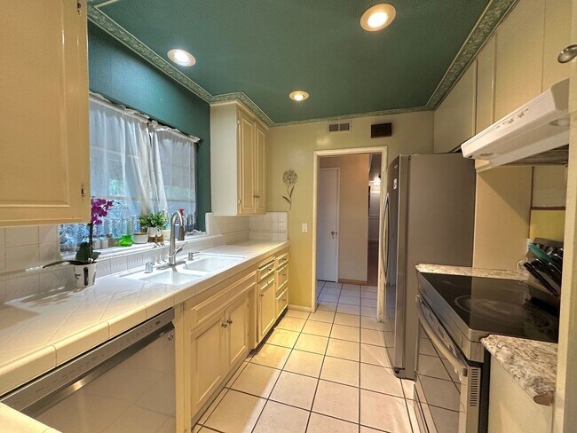 Building Photo - Beautiful 4 Bed / 3 Bath Home in Garden Grove For Rent