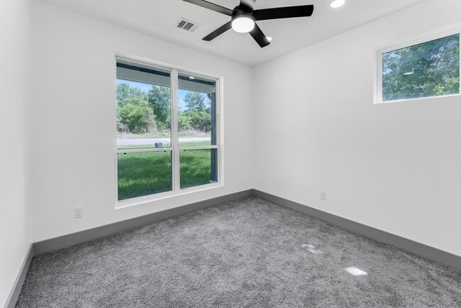 Building Photo - 90 Piping Rock Pl