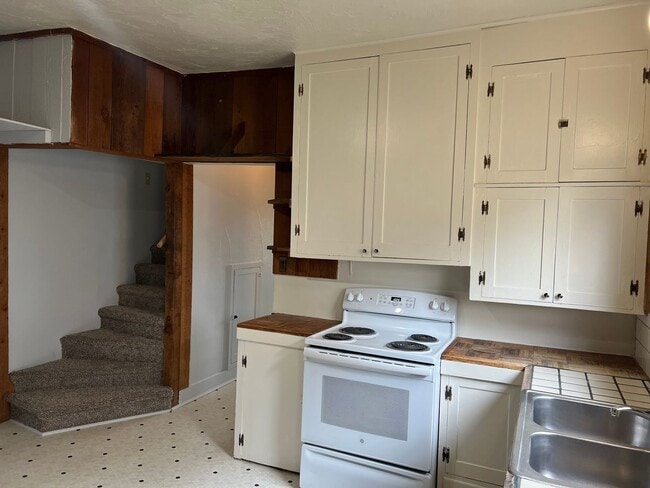 Building Photo - Beautifully updated 3 bedroom 1 bath duple...