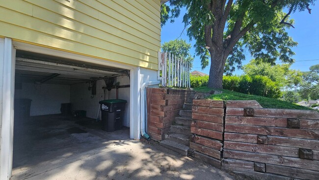 Building Photo - Mid Century 3 Bedroom
