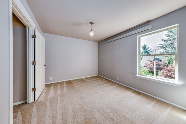 Building Photo - Beautiful Downtown Home