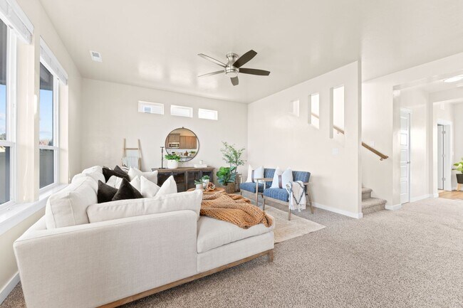 Building Photo - 5 Bedroom 2.5 Bath FOUR CAR GARAGE Eagle, ...