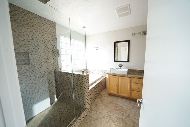 Building Photo - Showings Available NOW