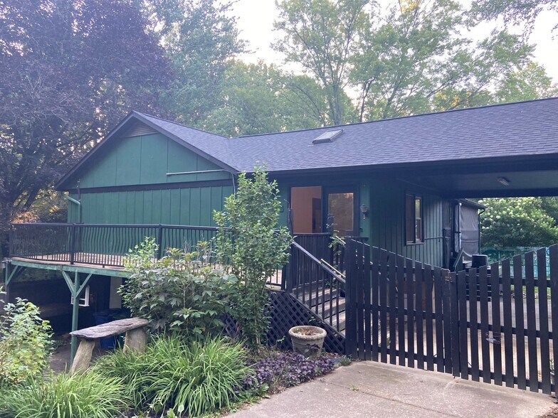 Building Photo - 33 Fairfield Dr