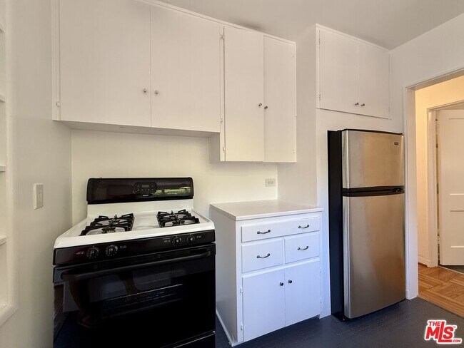 Building Photo - 5530 Village Green