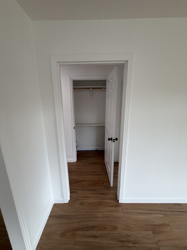 Building Photo - 910 E Tulare Ave