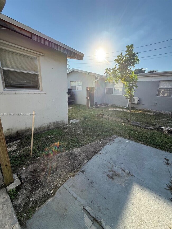 Building Photo - 4265 SW 51st St