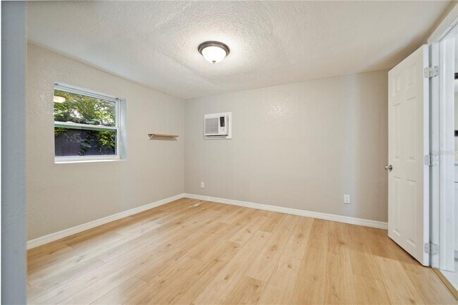 Building Photo - 2708 N Mitchell Ave