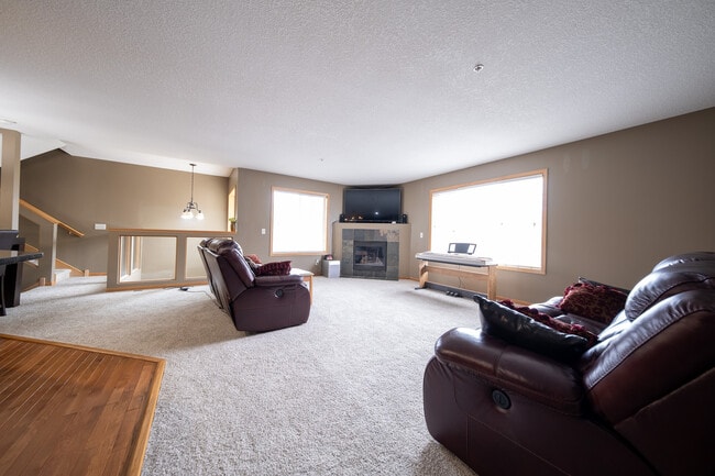 Building Photo - 6988 S Park Dr