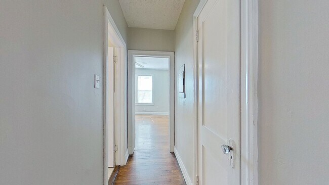 Building Photo - Cozy Upstairs Retreat in Prime San Marco Location!