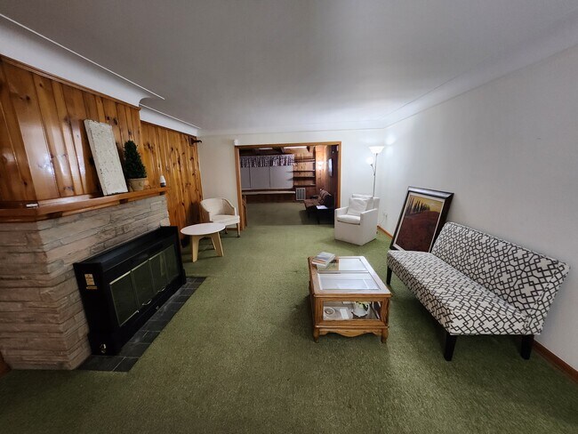 Building Photo - 7675 N Hix Rd