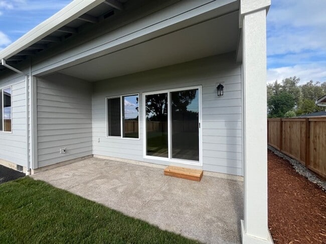 Building Photo - 3 Bedroom 2 Bath Silverton OR