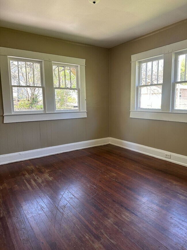Building Photo - Charming 2-Bedroom Brick Home with Classic Features