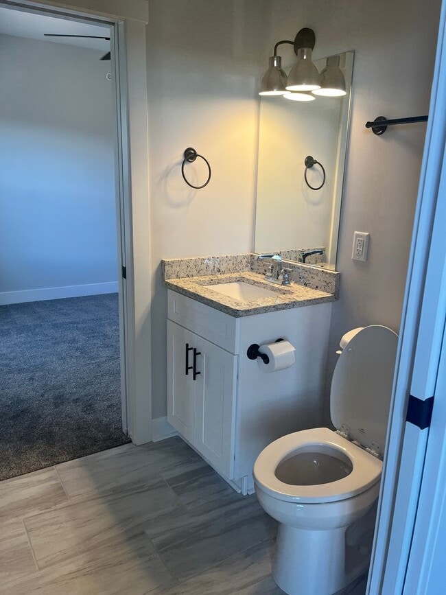 Building Photo - Gorgeous upscale apartment in the heart of...