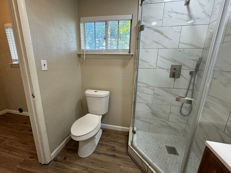 Building Photo - 2624 Woodlawn Dr
